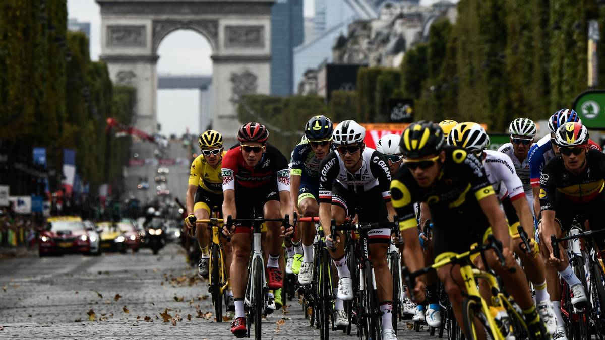 Die Fahrer fahren durch die Stadt. Drei Wochen ging es um alles, am Ende gab es noch ein Sprintfinale