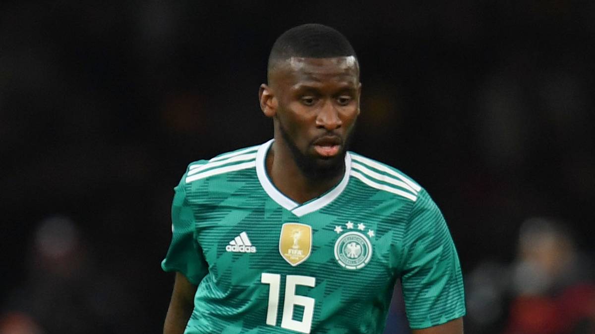 ANTONIO RÜDIGER: Links in der Innenverteidigung aufgeboten demonstrierte der Chelsea-Legionär mehrfach seine Zweikampfstärke, im Spielaufbau verbessert. Allerdings nicht immer souverän und auf dem Posten. Rückte vor dem 0:1 nach außen, konnte aber Willians Flanke nicht verhindern (37.). Klasse-Block gegen Willian (55.). Insgesamt anständig. SPORT1-Note: 3,5