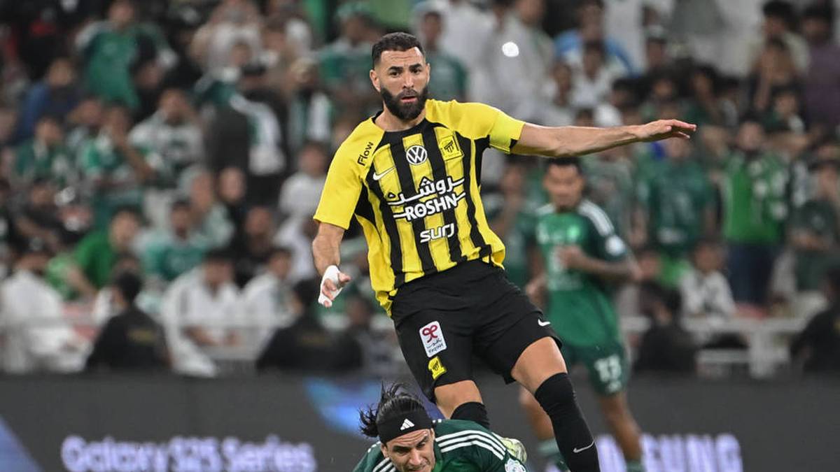 Karim Benzema (Al-Ittihad Club):
Der Ex-Stürmer von Real Madrid kickt seit Juni 2023 für Al-Ittihad Club. Im Jahr 2025 wurde er mit der Mannschaft Meister in der Saudi Pro League. Mittlerweile ist er 37 Jahre alt.