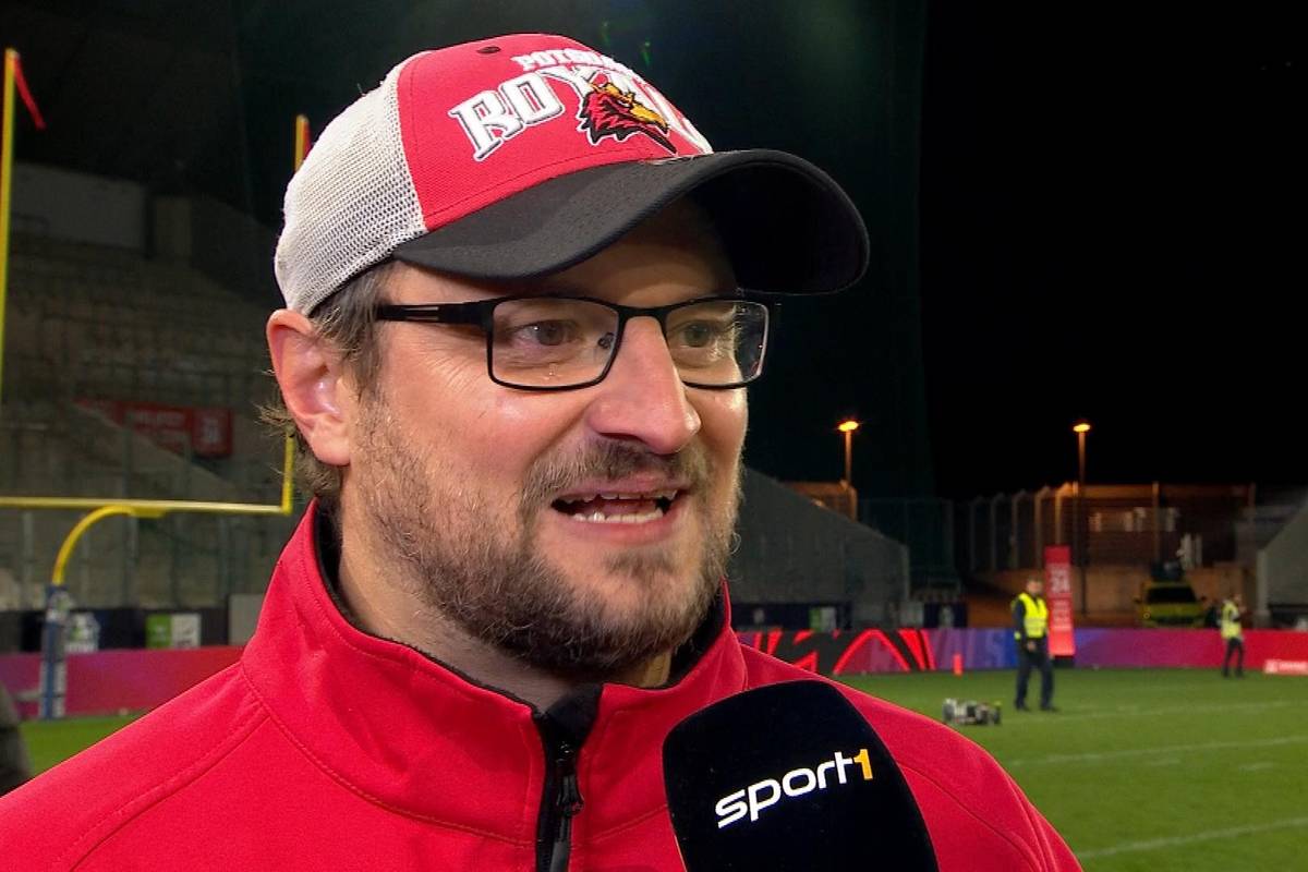 Die Potsdam Royals gewinnen erstmals den GFL Bowl. Head Coach Michael Vogt singt anschließend ein Loblied auf seine Mannschaft.