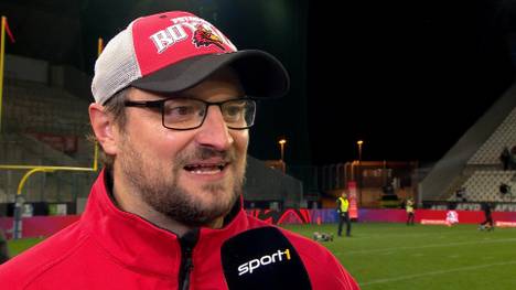 Die Potsdam Royals gewinnen erstmals den GFL Bowl. Head Coach Michael Vogt singt anschließend ein Loblied auf seine Mannschaft.