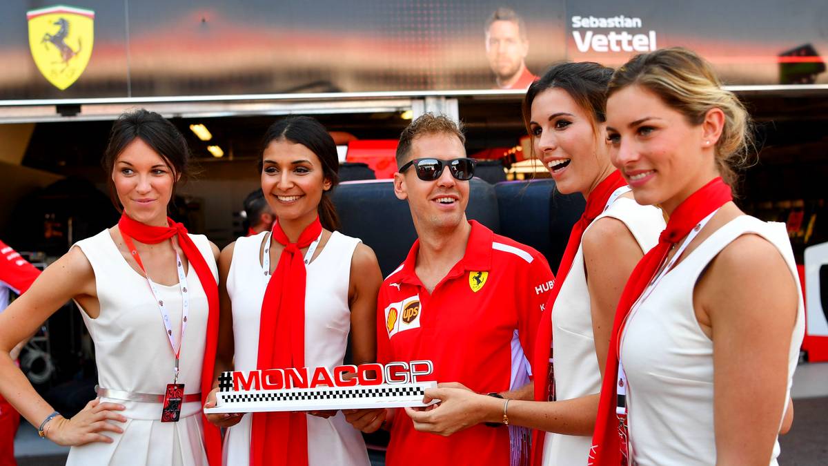 Ferrari-Star Sebastian Vettel scheint sich über das Comeback der Grid Girls dennoch zu freuen...