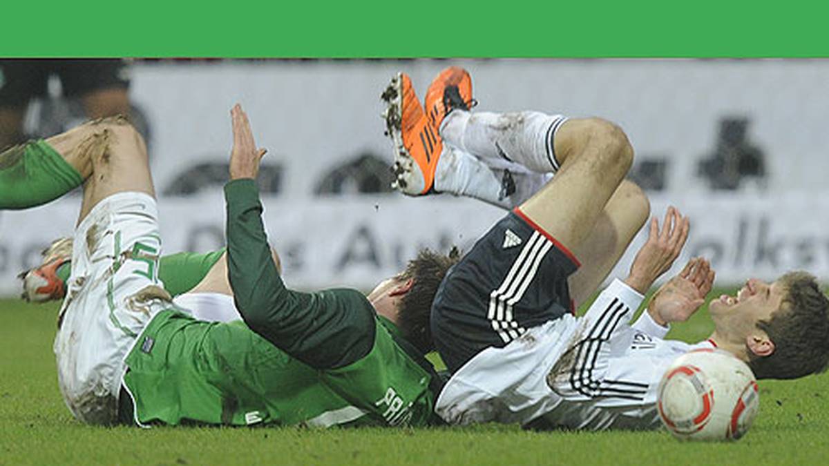 Thomas Müller ist in dem Duell Ziel einiger harter Attacken. Vor Wieses Rot-Foul erwischt ihn Prödl