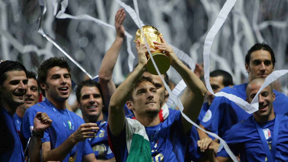 Am Ende wird Totti mit den Italienern Weltmeister und krönt damit eine herausragende Karriere. Im Finale setzen sich die Südeuropäer nach Elfmeterschießen gegen Frankreich durch