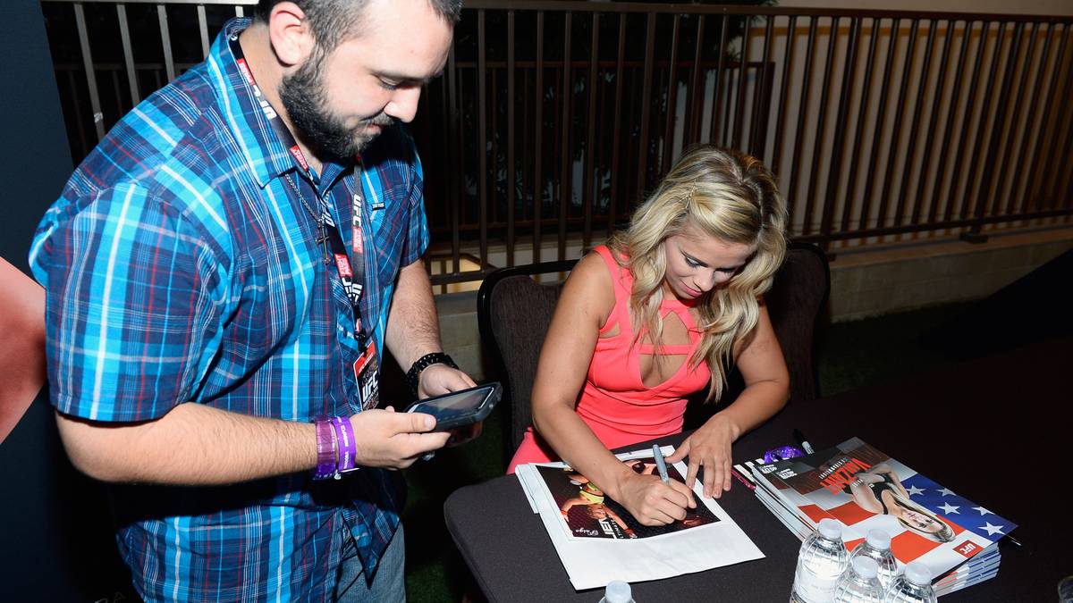 Natürlich nutzen auch die Fans die Gunst der Stunde und lassen sich von der UFC-Kämpferin ein Autogramm geben