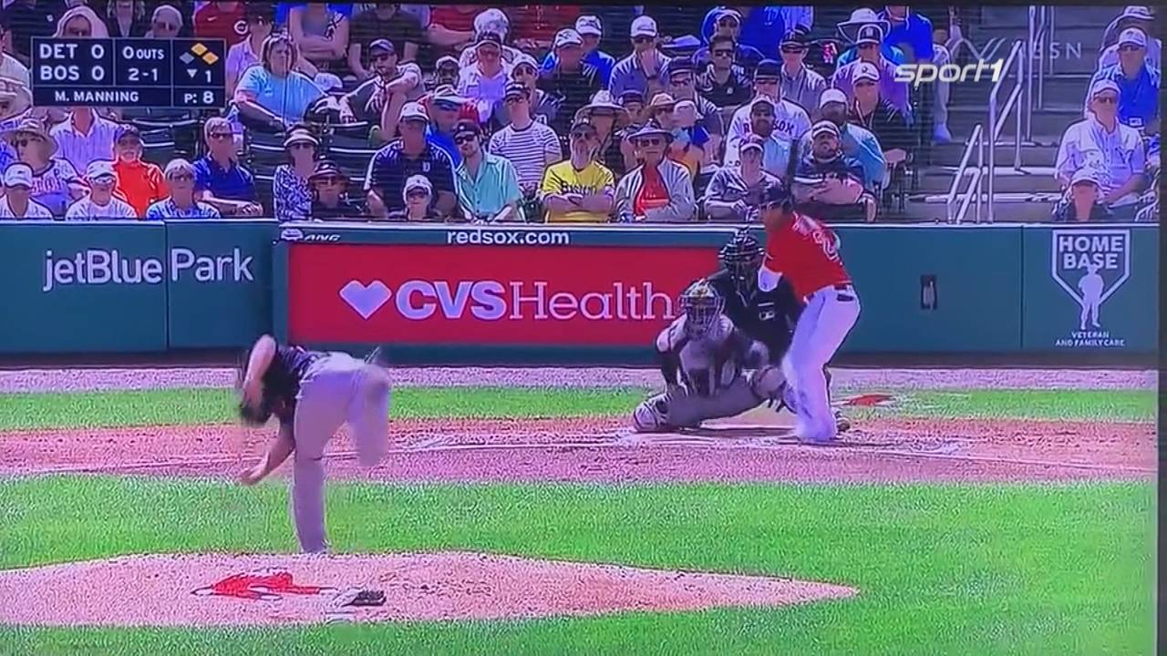 MLB: Matt Manning wirft Justin Turner Baseball voll ins Gesicht
