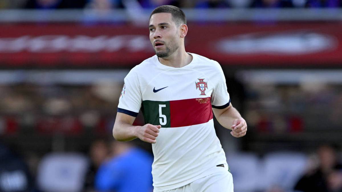 Der Bayern-Star absolvierte eine verletzungsgeplagte erste Saison in München, was letztlich auch den Ausschlag gab: „Raphaël Guerreiro, der immer sehr wichtig für uns war, wird zum Trainingsauftakt noch nicht fit sein“, begründete Trainer Roberto Martínez die Nicht-Nominierung. 