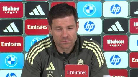 Reals Trainer Xabi Alonso lobt Vinícius Junior für seine Reaktion auf die Pfiffe im letzten Spiel der Königlichen. Der Coach betont, dass der Brasilianer trotz der Kritik glücklich und motiviert bleibt.