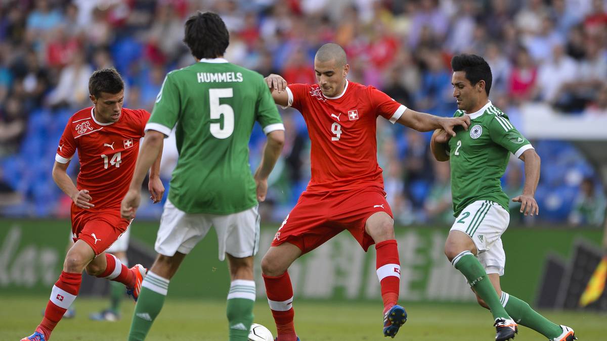 EM 2012, SCHWEIZ - DEUTSCHLAND (5:3): Torspektakel im Basler St. Jakob-Park, wo die Löw-Elf gleich fünf Gegentreffer kassiert. Eren Derdiyok schnürt einen Dreierpack und deckt die deutschen Defensiv-Schwächen auf