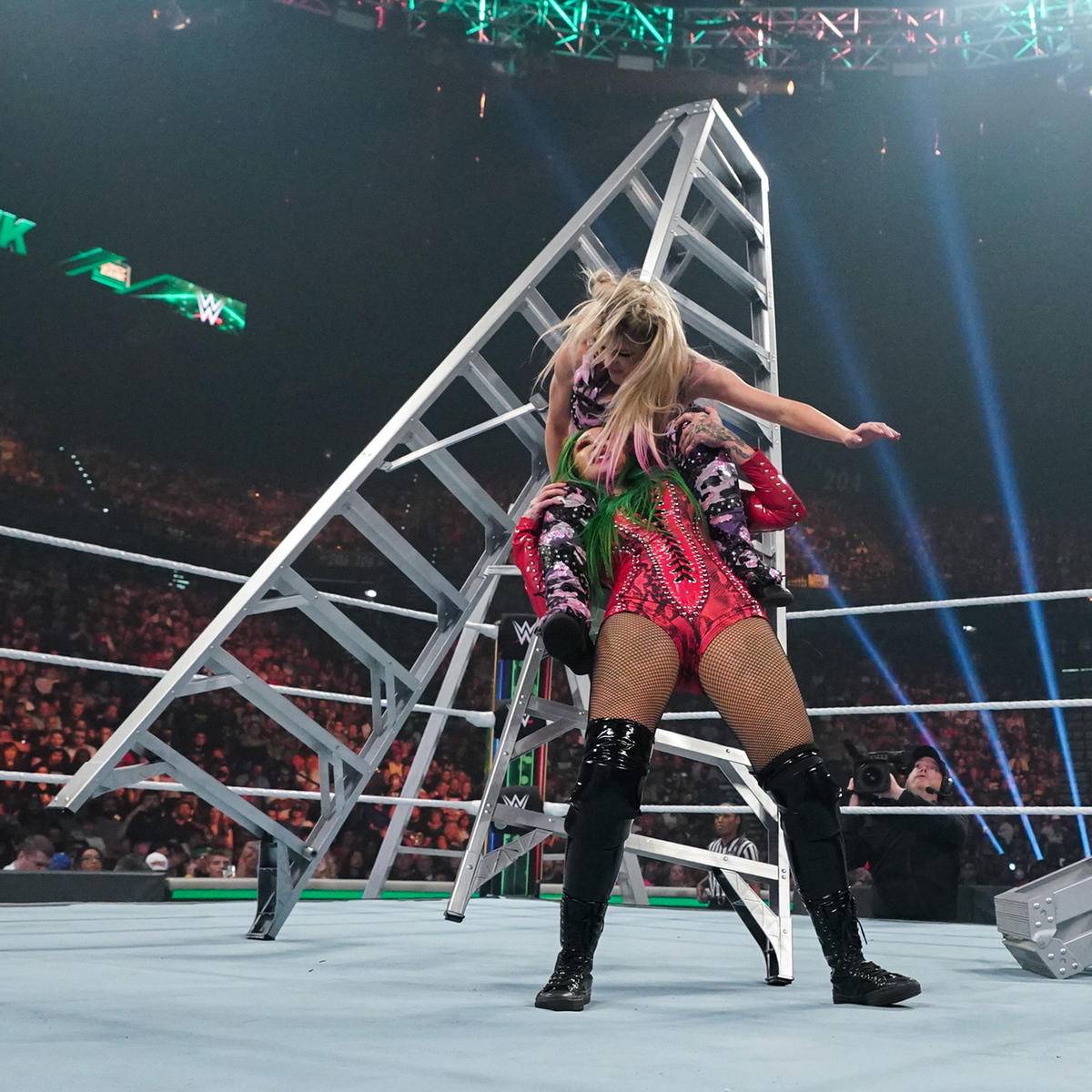 WWE-Star Shotzi wird wegen Missgeschicken bei Money in the Bank Zielscheibe von Kritik und Häme. Sie wehrt sich emotional - und bekommt auch Schützenhilfe von Alexa Bliss.