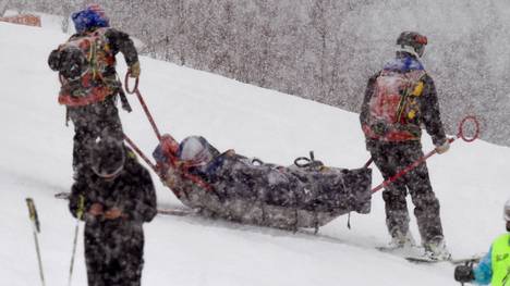 Lindsey Vonn ließ sich nach ihrem Sturz im Super G mit dem Rettungsschlitten abtransportieren