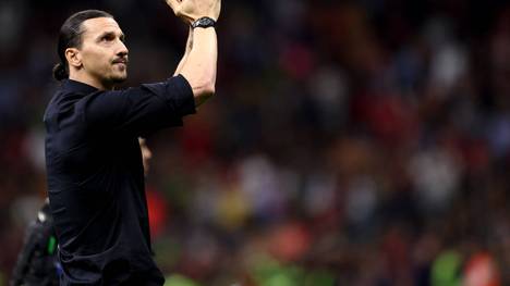 Nach dem letzten Ligaspiel von AC Mailand ergriff Altstar Zlatan Ibrahimovic zum letzten Mal das Mikrophon im San Siro. 