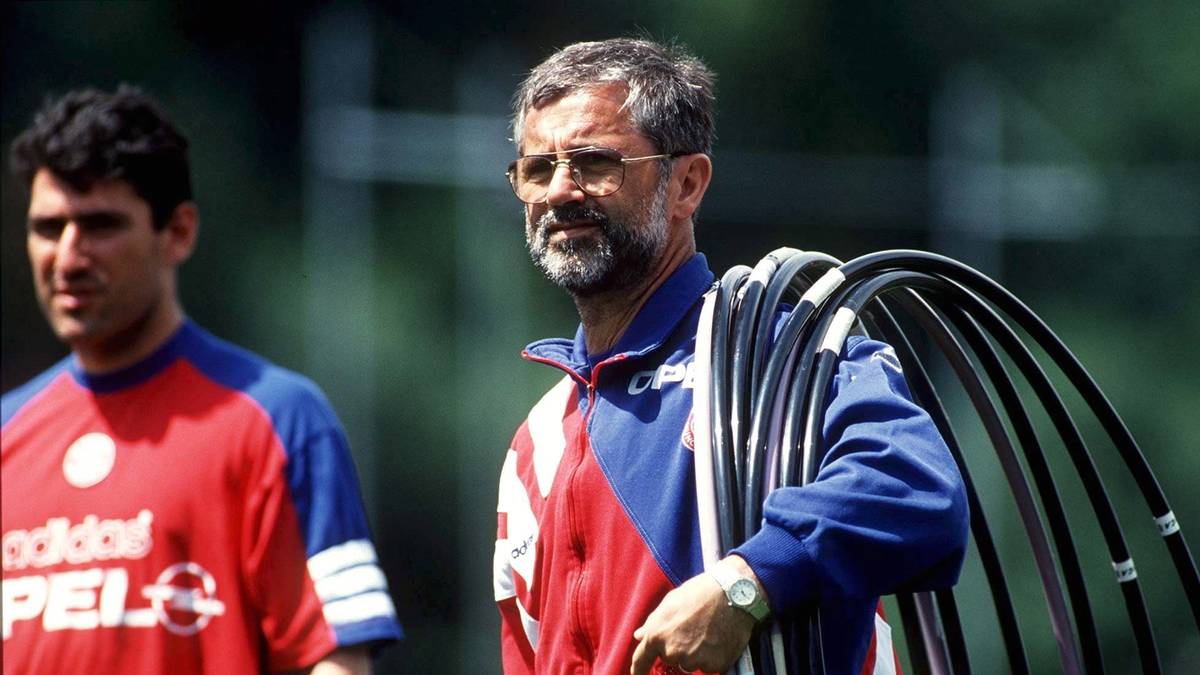 Doch Müller hält durch und schwört dem Alkohol ab. Nach dem Ende der Kur kümmert sich Hoeneß weiter um seinen Freund und stellt ihn als Torwart- und Stürmertrainer im Amateur- und Jugendbereich des FC Bayern ein. Später macht er die A-Lizenz und wird Co-Trainer der zweiten Mannschaft