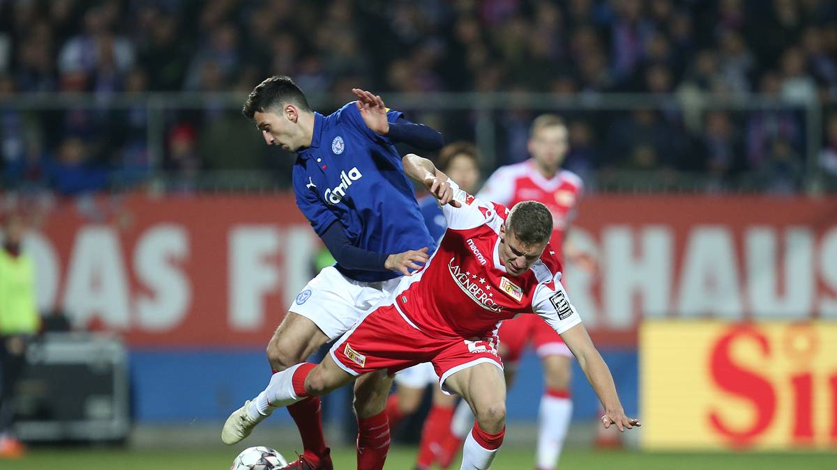 Mit Atakan Karazor (l.) bringt Trainer Tim Walter einen Spieler von seinem Ex-Verein Holstein Kiel mit. 800.000 Euro überweisen die Schwaben an die Störche. Der 22-Jährige soll als weitere Alternative das defensive Mittelfeld verstärken
