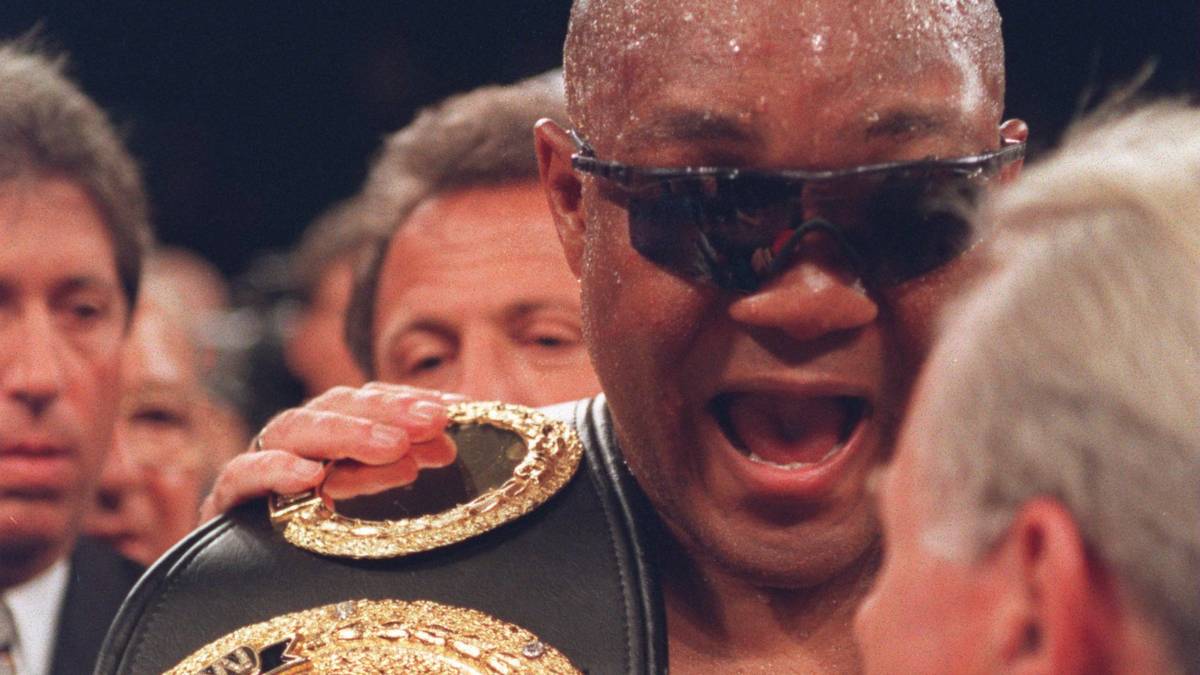 Die Punktrichter sehen Foreman trotzdem knapp vorn - ein Witz-Urteil, das sogar vom US-Publikum in Las Vegas ausgebuht wird. Foreman tritt danach zurück, Schulz verliert einen weiteren WM-Kampf gegen Francois Botha - ebenfalls umstritten