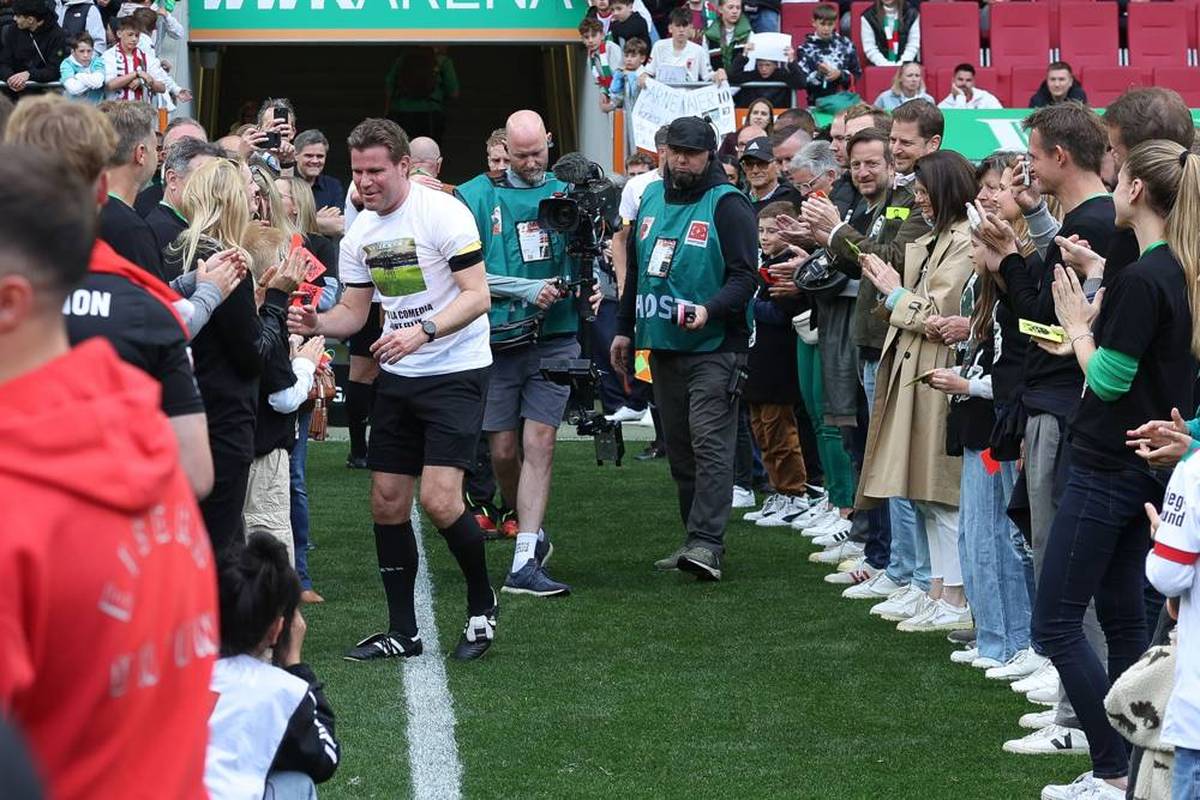 Schiedsrichter Dr. Felix Brych verlässt die Bundesliga-Bühne. Familie, Freunde und Akteure des FC Augsburg und von Union Berlin verabschieden den Referee gebührend.