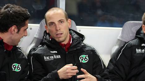Jan Schlaudraff (m.) auf der Bank bei Hertha BSC v Hannover 96 - Bundesliga