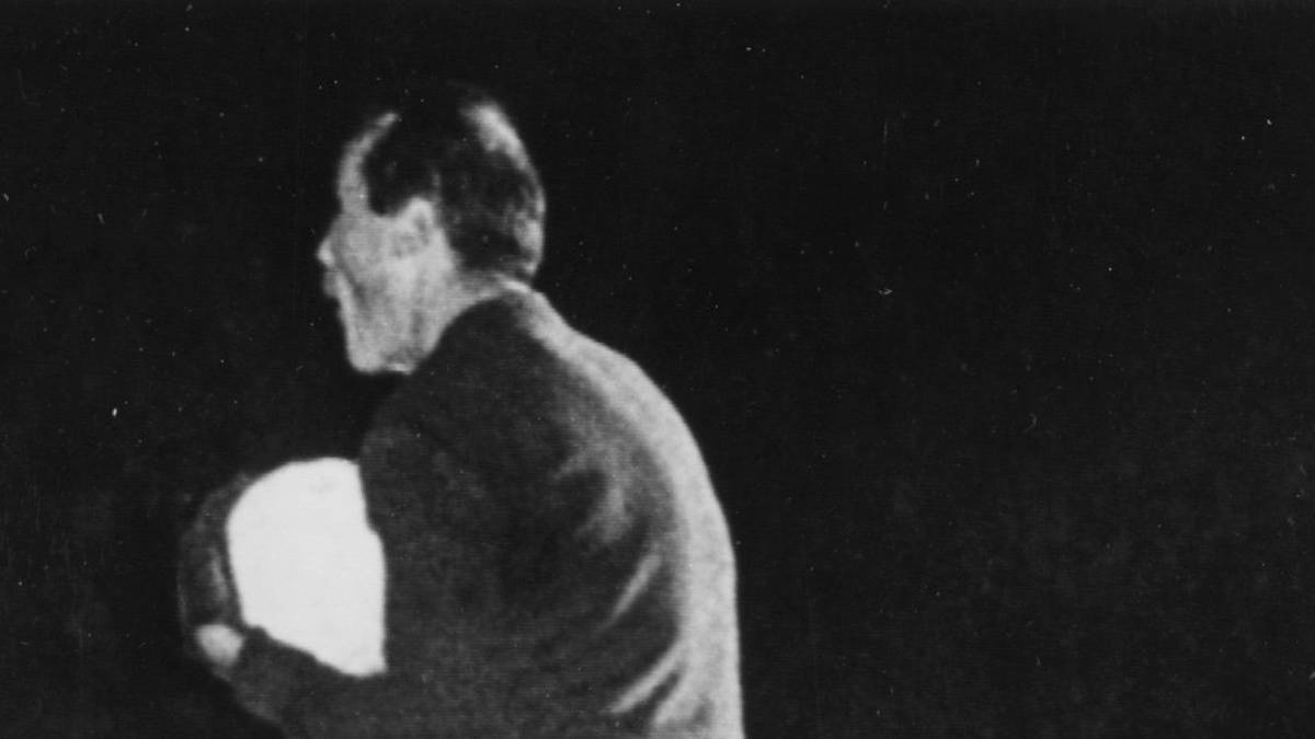 Jugoslawien - Frankreich 5:4 - Bei den ersten fünf Auflagen der EM-Endrunden nehmen nur vier Mannschaften teil. Bei der ersten liegt der Gastgeber gleich zwei Mal mit zwei Toren Vorsprung in Front. Dann schlägt jedoch die Stunde der Jugoslawen:  Innerhalb von vier Minuten erzielen die Osteuropäer drei Tore und schocken damit eine ganze Nation