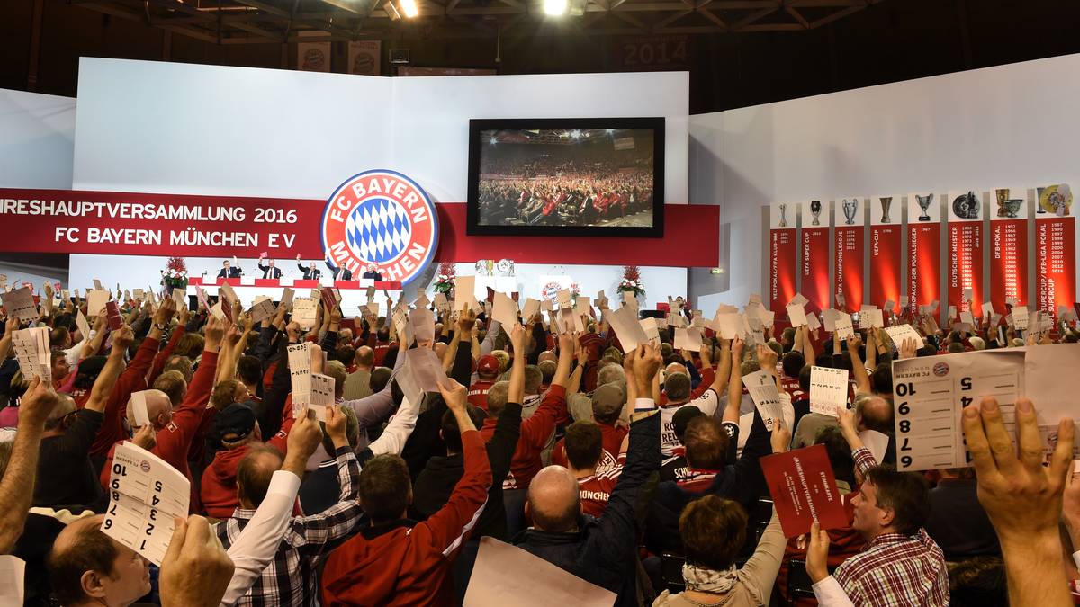 Im Vorfeld kommt es vor der Halle zu Tumulten, da der Andrang enorm ist und viele Mitglieder nicht mehr in den vollen Audi Dome kommen