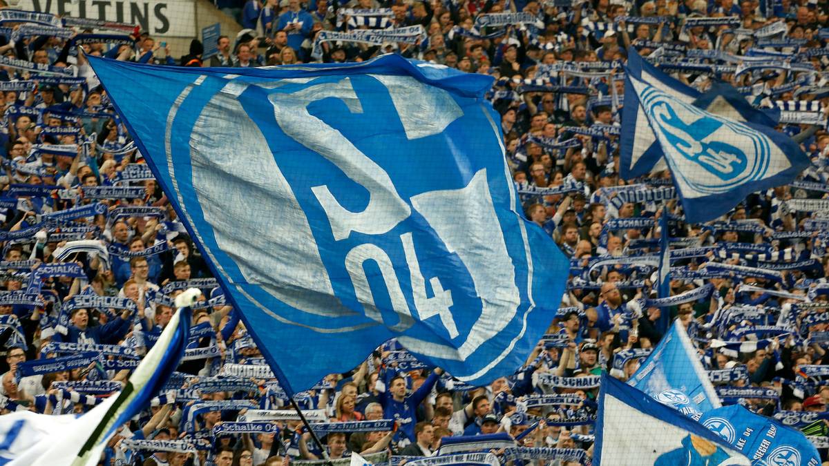 PLATZ 3: SCHALKE 04 - Platz zwei in der Bundesliga-Tabelle ist ein Grund, um die Preise anzuziehen: Die teuerste Dauerkarte bei Schalke 04 ist gleichzeitig die zweitteuerste der Liga (776 Euro). Für einen Stehplatz zahlt man 190,50 Euro, für einen normalen Sitzplatz 364 Euro