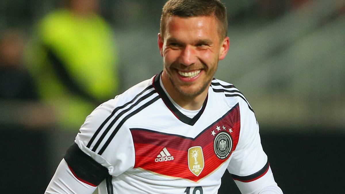 Dem zuletzt arg in der Kritik stehenden Podolski tut der Treffer richtig gut - wie man an seinem Grinsen unschwer erkennen kann