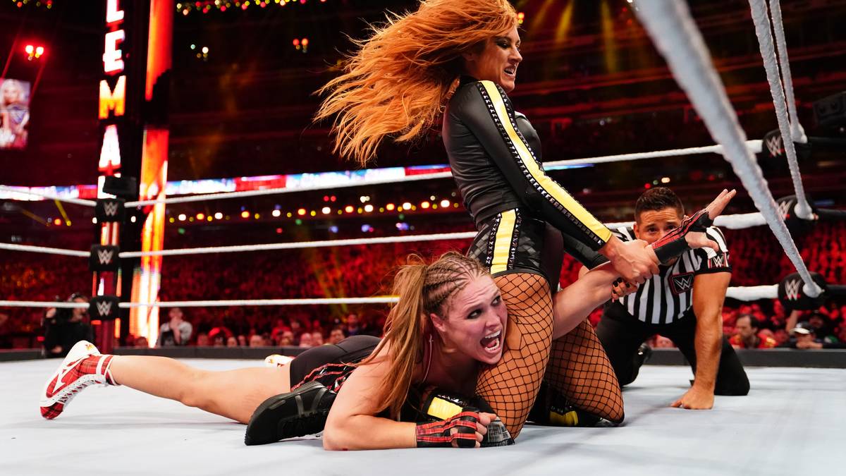 Logisches Ende des Matches: Rousey überlässt den Sieg Lynch, die nun die neue WWE-Regentin ist, während Rousey ein neues "Projekt" in Angriff nimmt