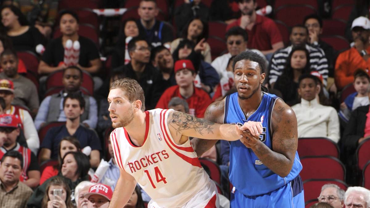 Tim Ohlbrecht kämpft sich über die D-League zur Saison 2012/'13 in den Kader der Houston Rockets. Für die Texaner absolviert Ohlbrecht aber bloß drei Partien, erzielt in insgesamt zwölf Minuten Spielzeit drei Punkte. Im Anschluss wechselt Ohlbrecht nach Philadelphia, doch die 76ers entlassen ihn vor der nächsten Saison