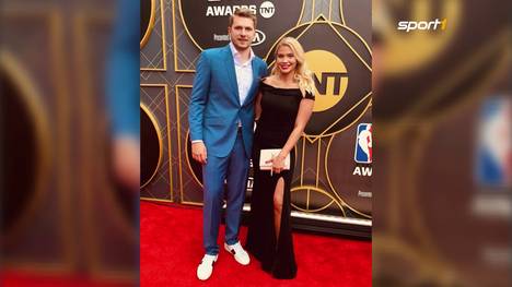 NBA-Superstar Luka Doncic hat sich in seinem Urlaub mit seiner langjährigen Freundin Anamarie Goltes verlobt. 