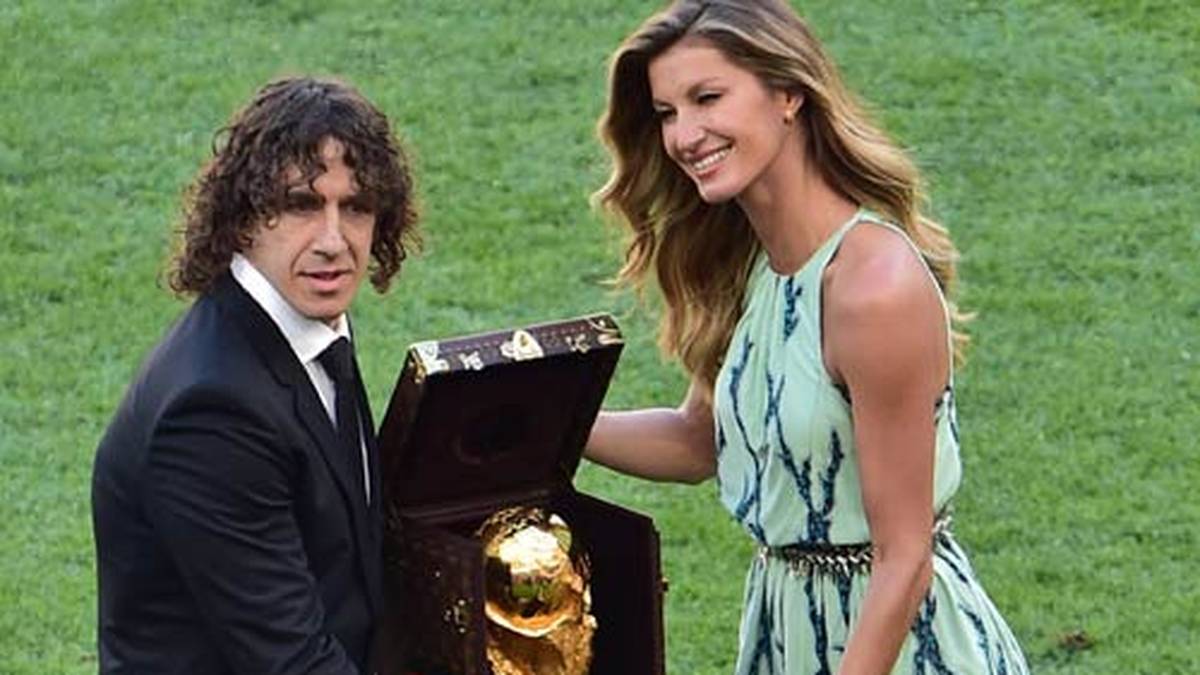 Darum geht es: Carles Puyol und Gisele Bündchen präsentieren die begehrte Trophäe
                  