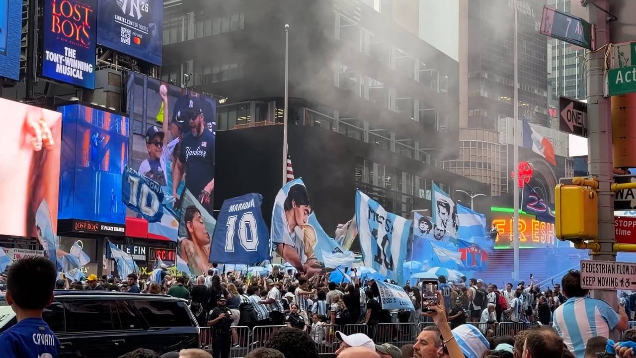 Unfassbare Bilder! Argentinier nehmen Times Square ein