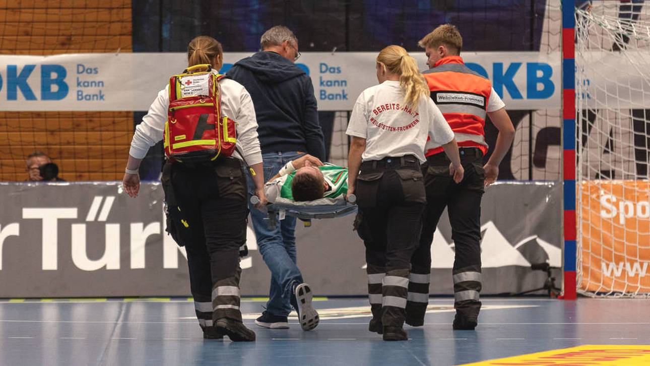 Füchse-Spieler Fabian Wiede muss im HBL-Spiel bei HBW Balingen-Weilstetten mit der Trage vom Feld gebracht werden