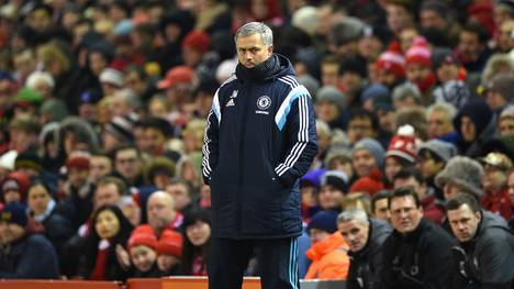 Jose Mourinho steht verärgert an der Seitenlinie