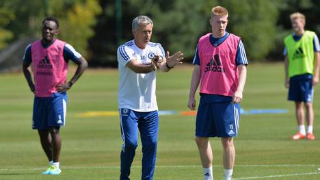 Jose Mourinho (M.) mit Kevin De Bruyne (r.) im Chelsea-Training