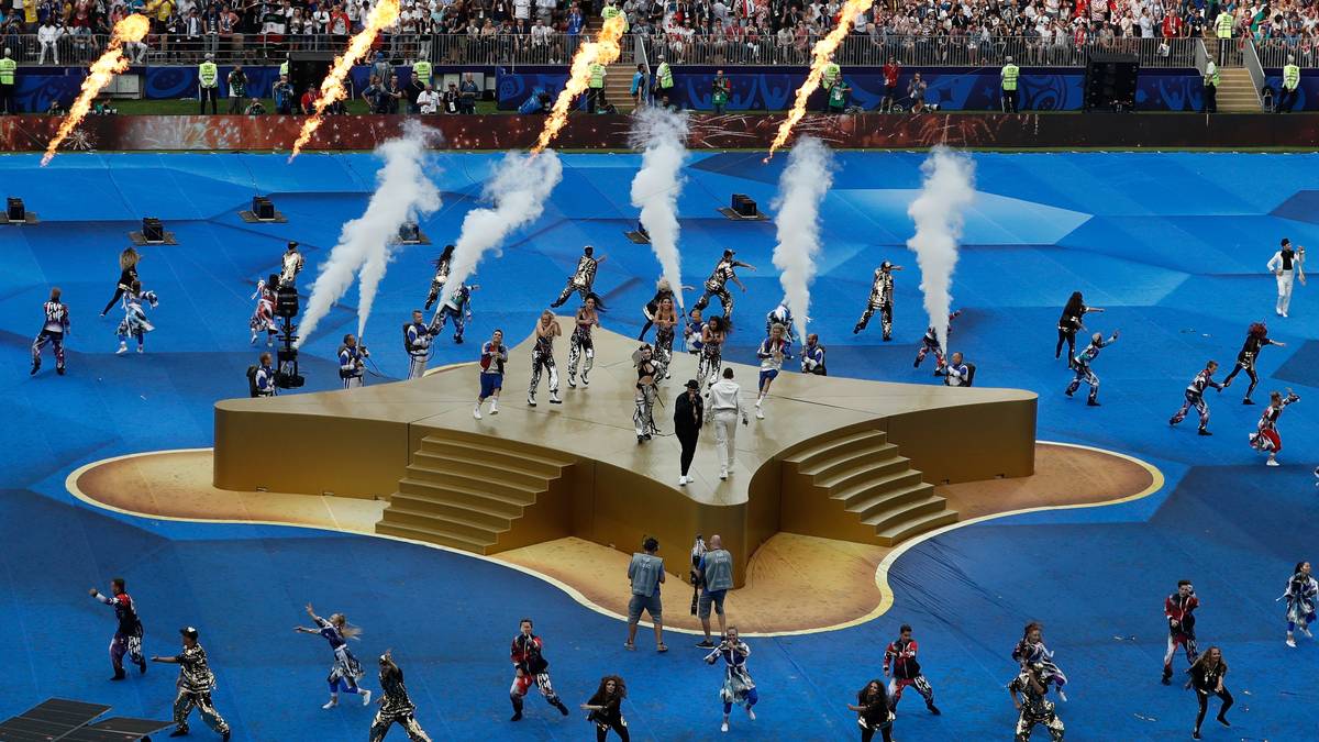 Gemeinsam heizen die drei Stars den Zuschauern im Moskauer Luschniki-Stadion ein