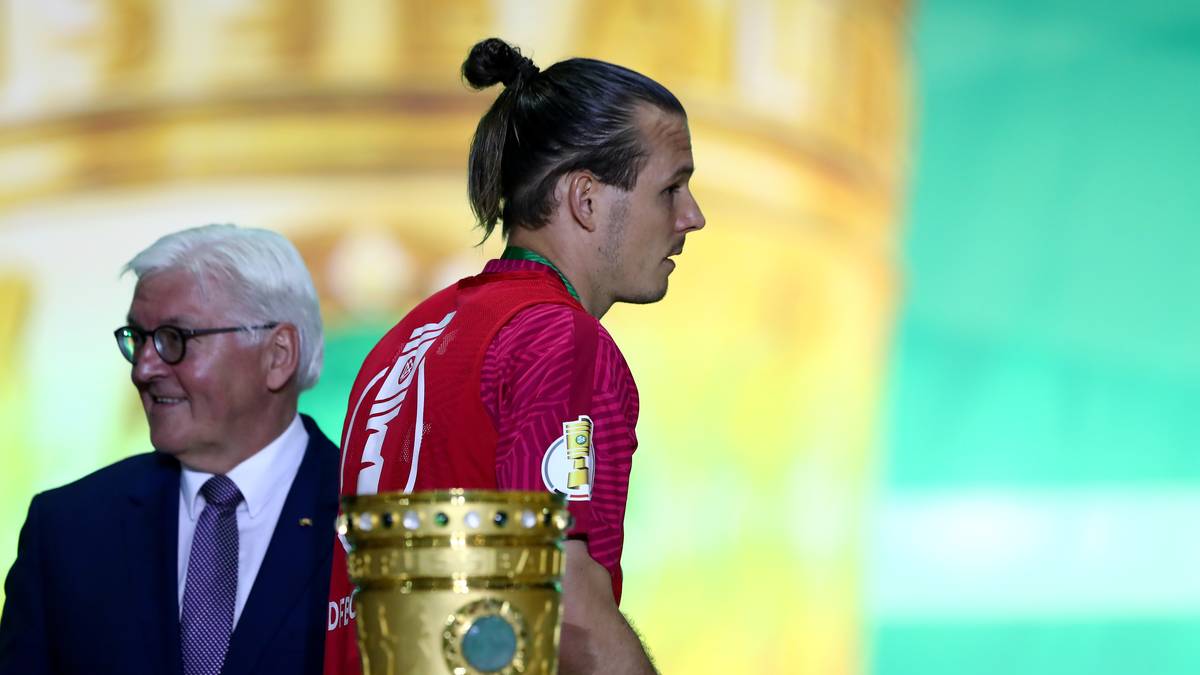 Enttäuscht schleicht Alex Meier am Objekt der Begierde vorbei. Nicht war es mit dem ersehnten Triumph im DFB-Pokal