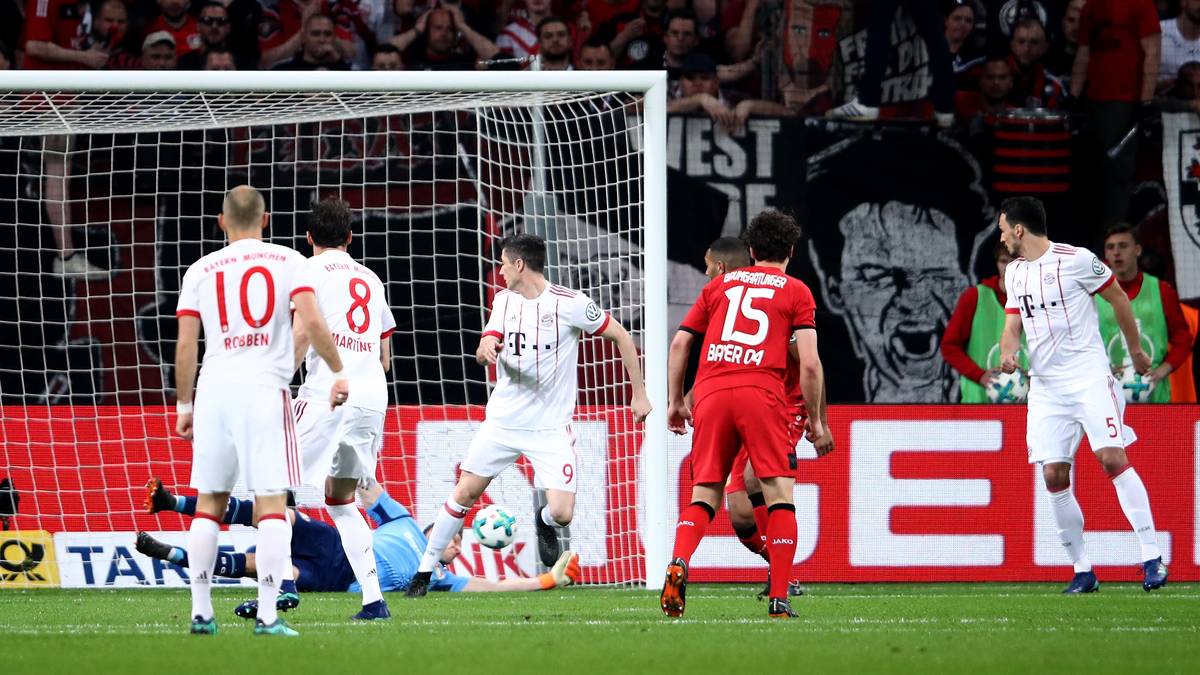 Doch die Bayern legen einen Blitzstart hin: Nach nicht mal ganz drei Minuten lässt es der Pokalsieger klingeln