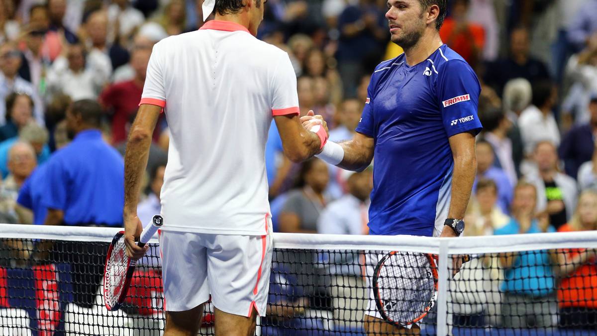 Nach 92 Minuten treffen sich die Freunde am Netz - Wawrinka gratuliert Federer zu dessen Dreisatzsieg