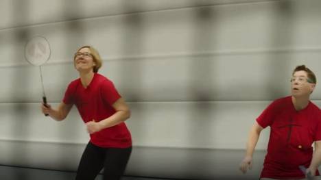 Das Format zu den Special Olympics: „Auf 'ne Coke mit“! Felix Kroos trifft Andrea Eichner, Patrnerin von Daniela Huhn im Badminton bei den Special Olympics World Games.