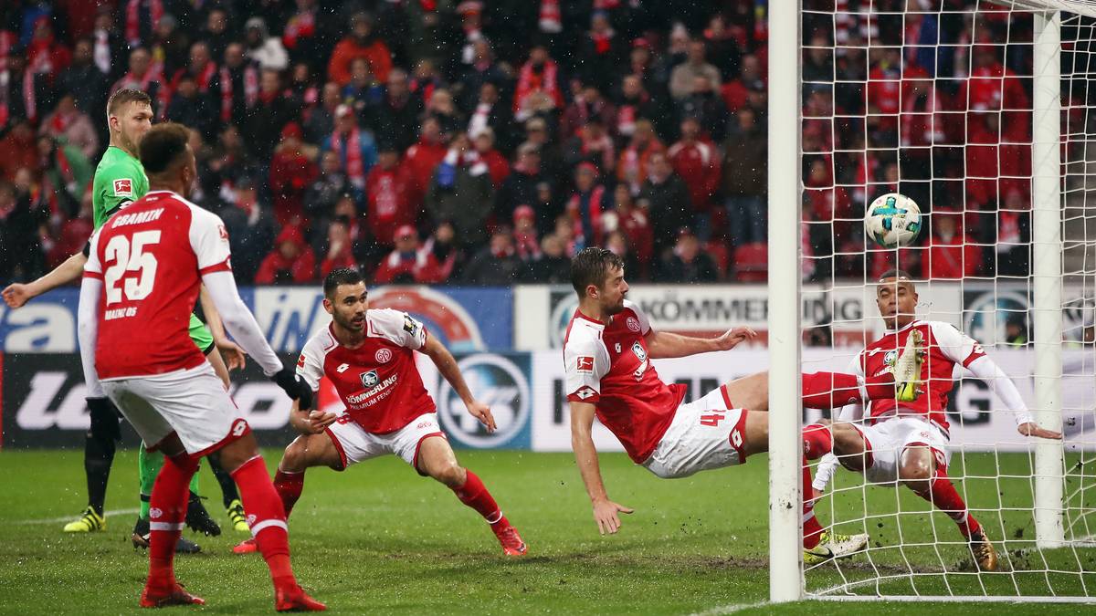 Auf mehr als kuriose Weise fabriziert die Mainzer Abwehr ein denkwürdiges Eigentor. Bemerkenswert: Die letzten drei Spieler, die den Ball vor Überschreiten der Torlinie berühren, sind allesamt Mainzer!