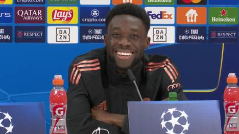 Alphonso Davies bezieht Stellung zu seiner Vertragsverlängerung beim FC Bayern. Anschließend wird er vom Pressesprecher für seine Deutschkenntnisse gelobt.