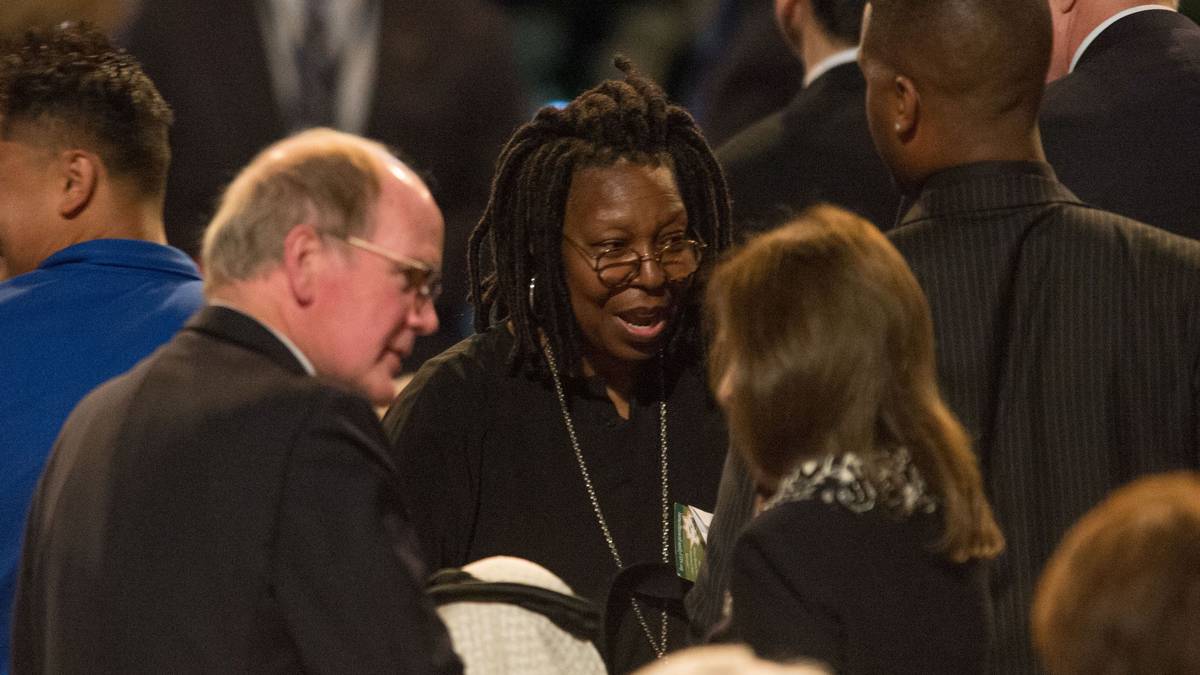 Der Promi-Faktor auf Alis Beerdigung ist jedenfalls hoch, geschätzte 300 Prominente sind anwesend.  Zum Beispiel Schauspielerin Whoopi Goldberg...