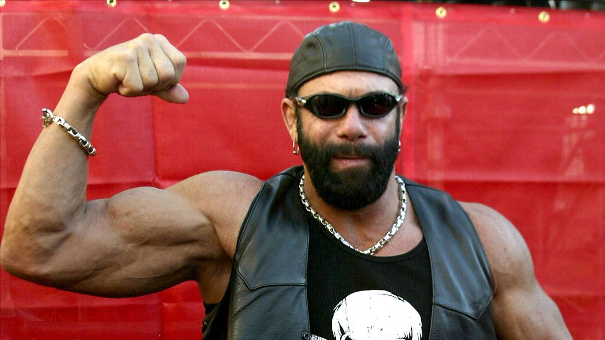In den Achtzigern der wohl größte WWF-Star neben Hulk Hogan, starb RANDY SAVAGE im Mai 2011 mit 58, als er am Steuer seines Wagens einen Herzinfarkt erlitt. Er hatte nicht diagnostizierte Herzprobleme
