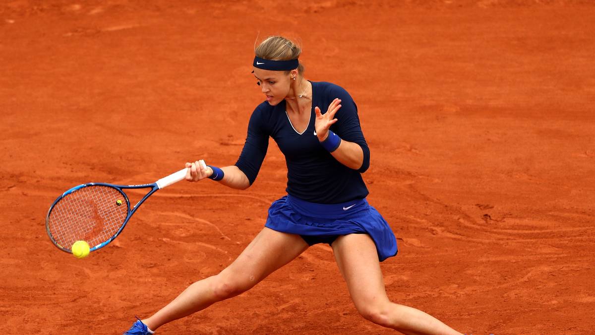 Anna Karolina Schmiedlova bringt sich akrobatisch in Stellung für den anfliegenden Ball