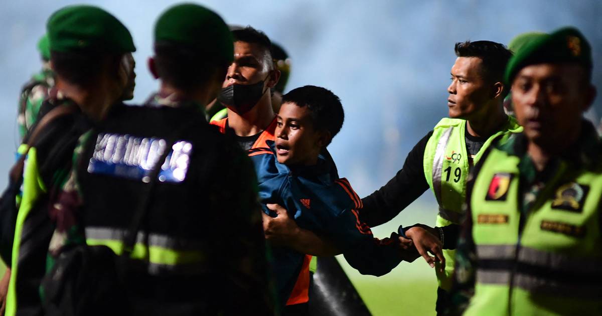 174 tewas dan banyak luka-luka usai pertandingan sepak bola di Indonesia