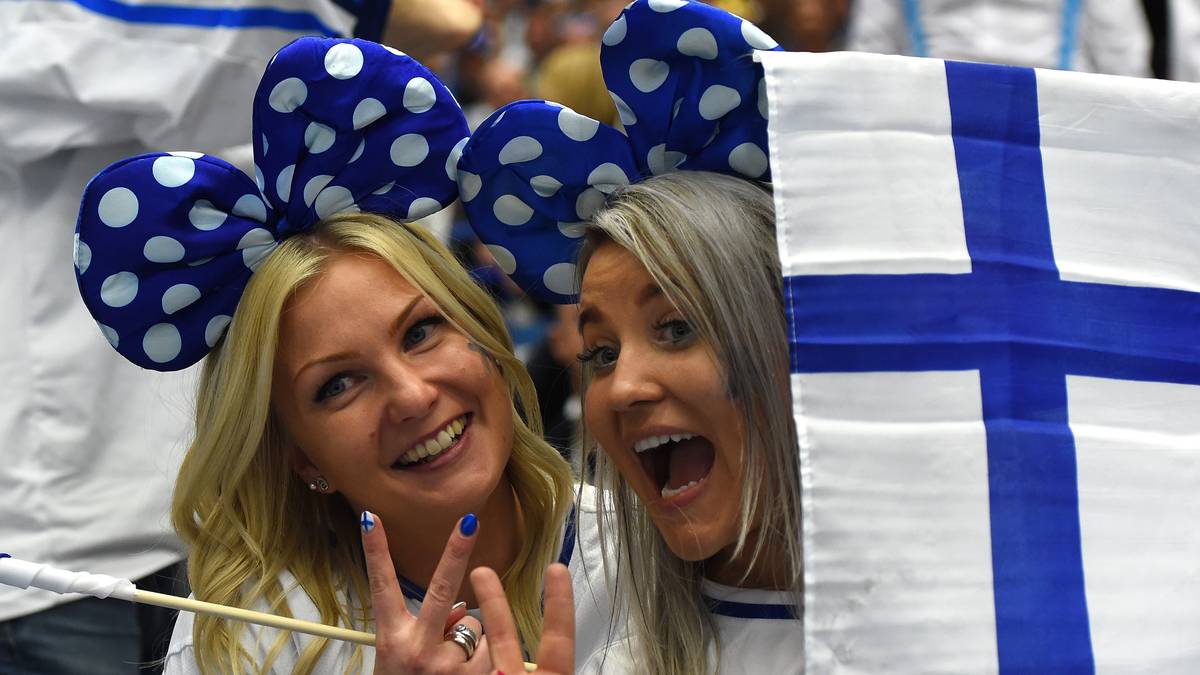 Eine Eishockey-WM lebt nicht nur von den Stars auf dem Eis, sondern auch von den bunt gekleideten Zuschauern auf der Tribüne. Nicht nur diese beiden weiblichen Fans der Finnen putzen sich für die Spieler ihrer Lieblinge heraus. SPORT1 zeigt die verrücktesten Fans der Eishockey-WM in Prag 