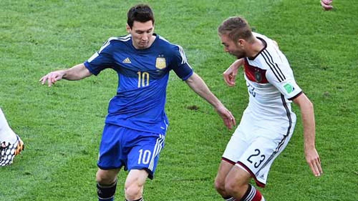 Und der 23-Jährige zeigt einen forschen Auftritt. Defensiv nimmt er es mit Messi und Co. auf, und auch nach vorne ist der Gladbacher stets bemüht
                  