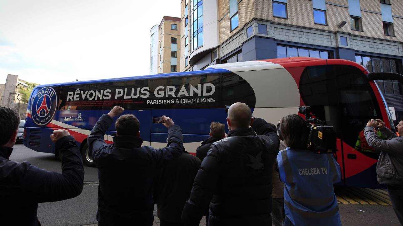 Golfbälle auf Bus von PSG geworfen