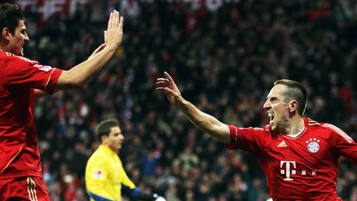 Andere Spieler drücken dem Nord-Süd-Gipfel in der Folge ihren Stempel auf. Der französische Flügelflitzer Franck Ribery (r.) jubelt 2011/2012 mit Mario Gomez über seine zwei Tore