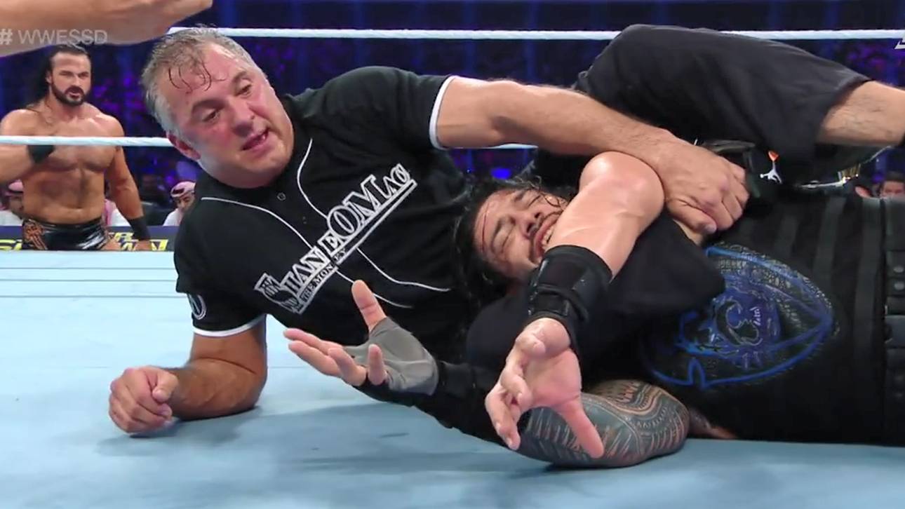 Roman Reigns (r.) muss sich in Dschidda mit Shane McMahon auseinandersetzen