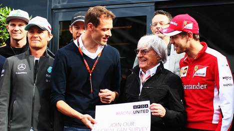 Der GPDA-Vorsitzende Alexander Wurz spricht mit Formel-1-Boss Bernie Ecclestone